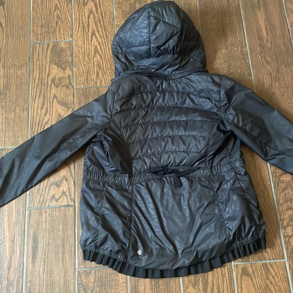 Lululemon rain jacket. Size tag has been removed but probably a 4 or 6. - Picture 4 of 5